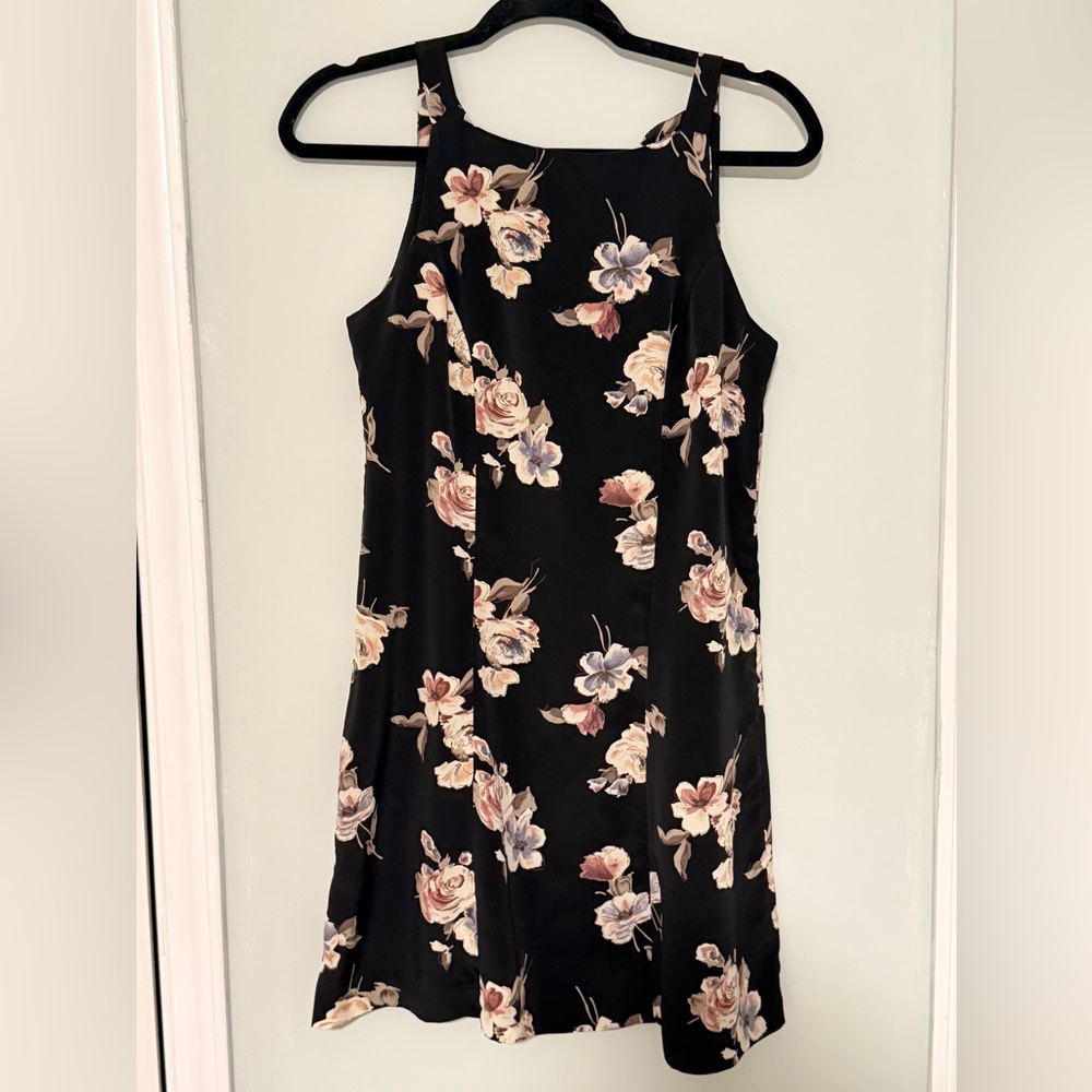 Chic Floral Mini Dress in Black
